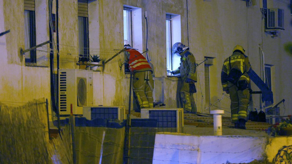 Bomberos en el edificio de Badalona en el que ha ocurrido la tragedia.