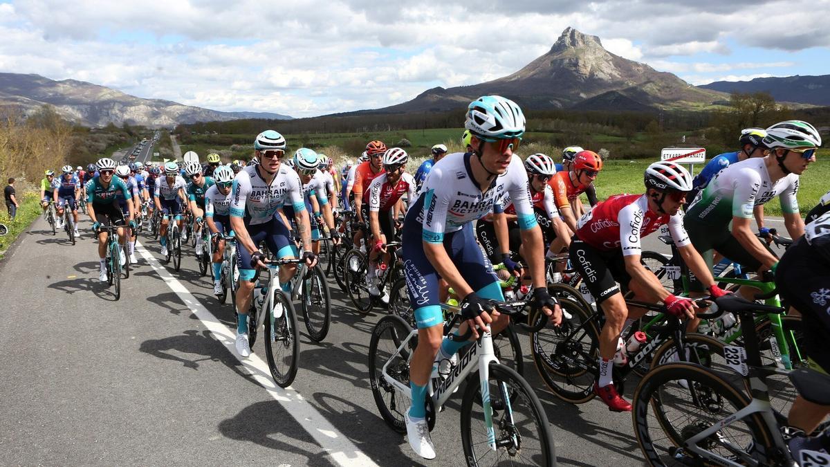 Ciclistas durante la tercera etapa de la Itzulia del pasado curso.