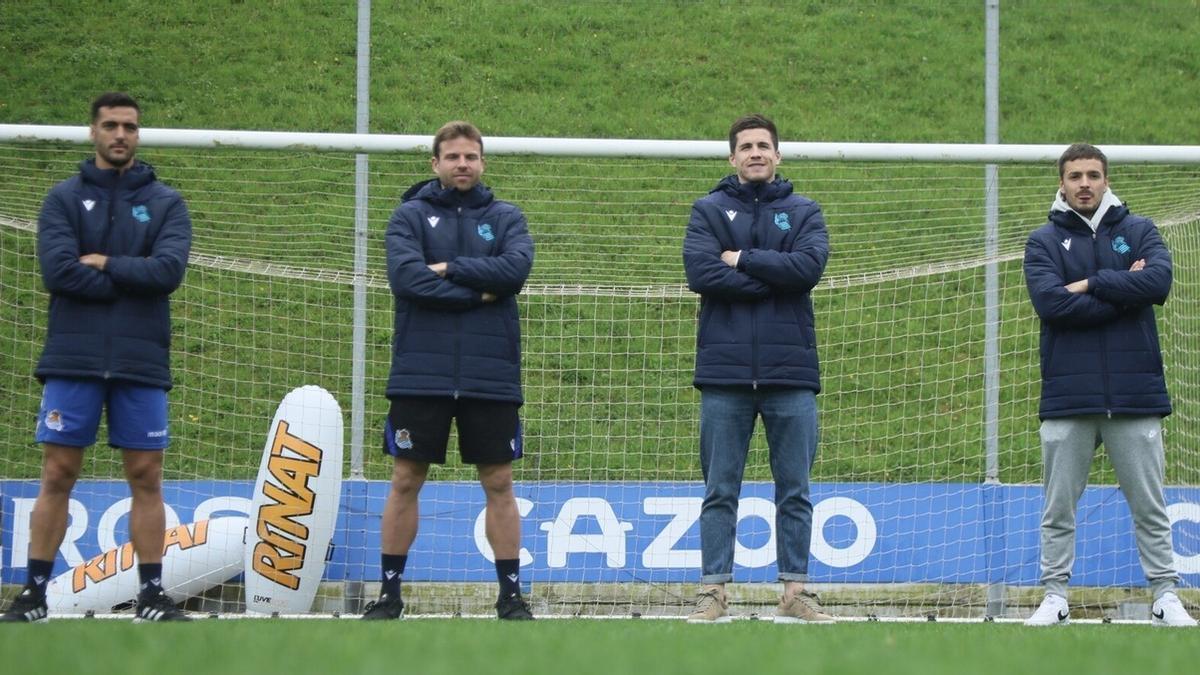 Mikel Merino, Asier Illarramendi, Igor Zubeldia y Andoni Gorosabel posan sobre el campo principal de Zubieta.