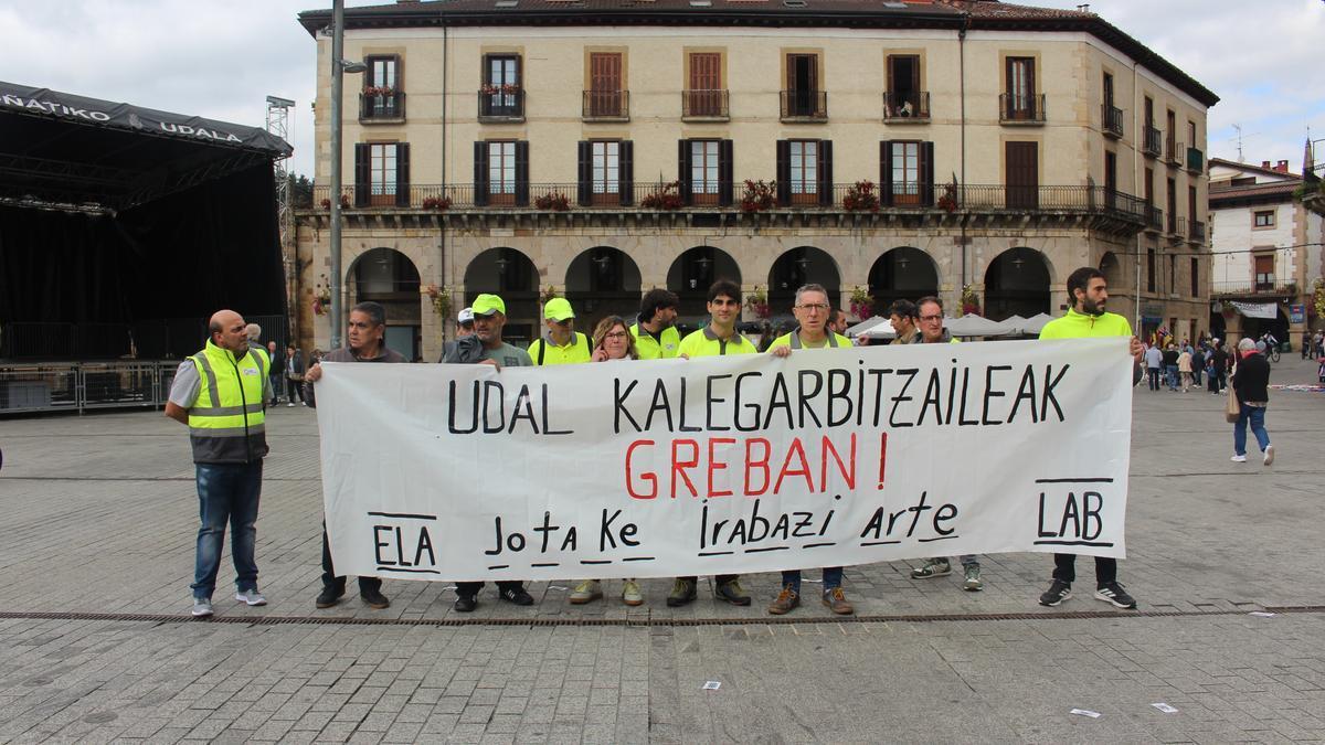 Una de las concentraciones llevadas a cabo por los trabajadores de la limpieza viaria durante la huelga.