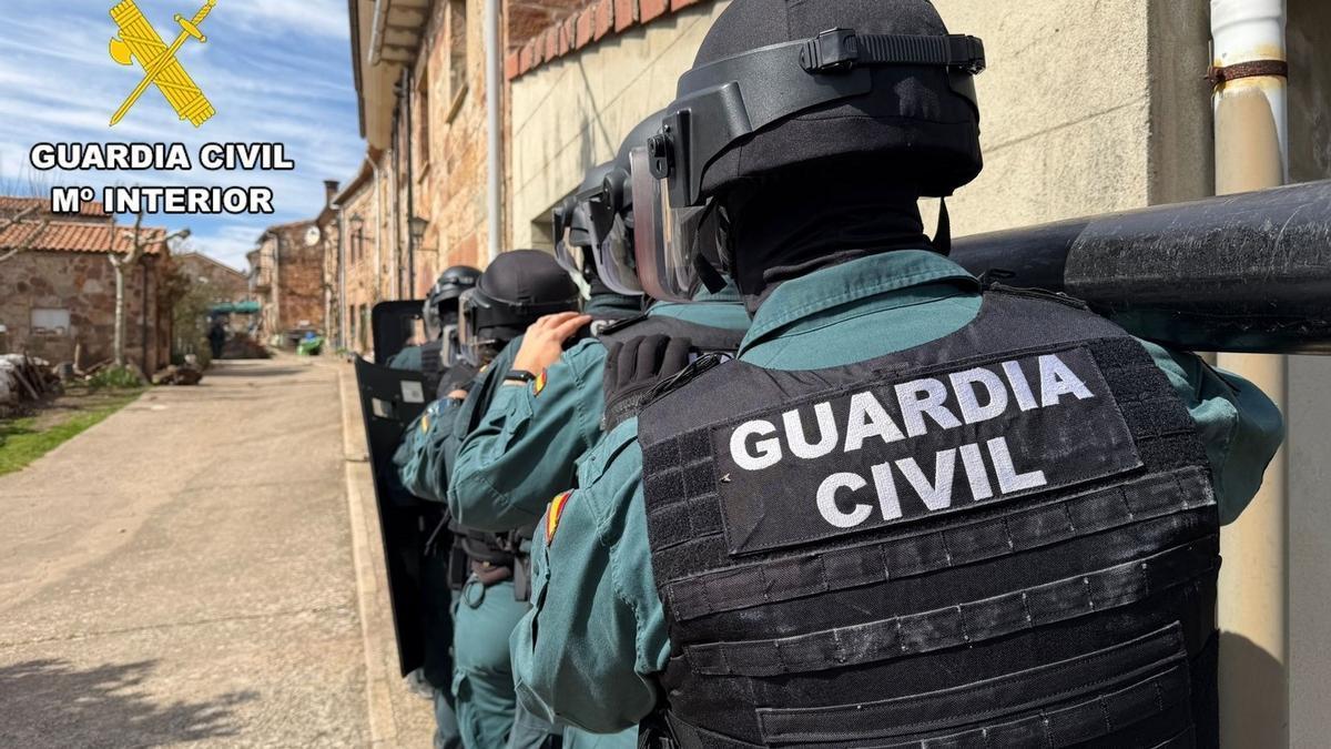 Equipo del Grupo de Reserva y Seguridad (GRS) en la intervención para detener al varón atrincherado en Burgos