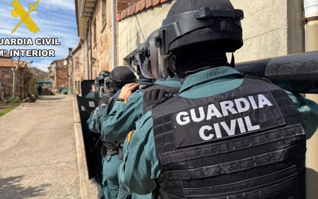 Equipo del Grupo de Reserva y Seguridad (GRS) en la intervención para detener al varón atrincherado en Burgos