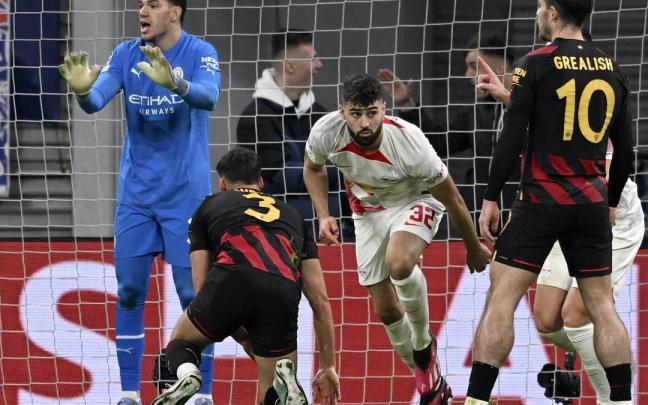 Guardiol celebra el tanto del empate. Guardiol celebra el tanto del empate.