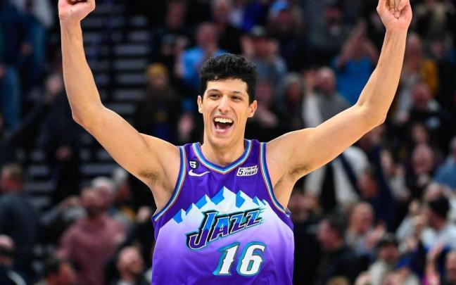 Fontecchio festeja una victoria de los Jazz