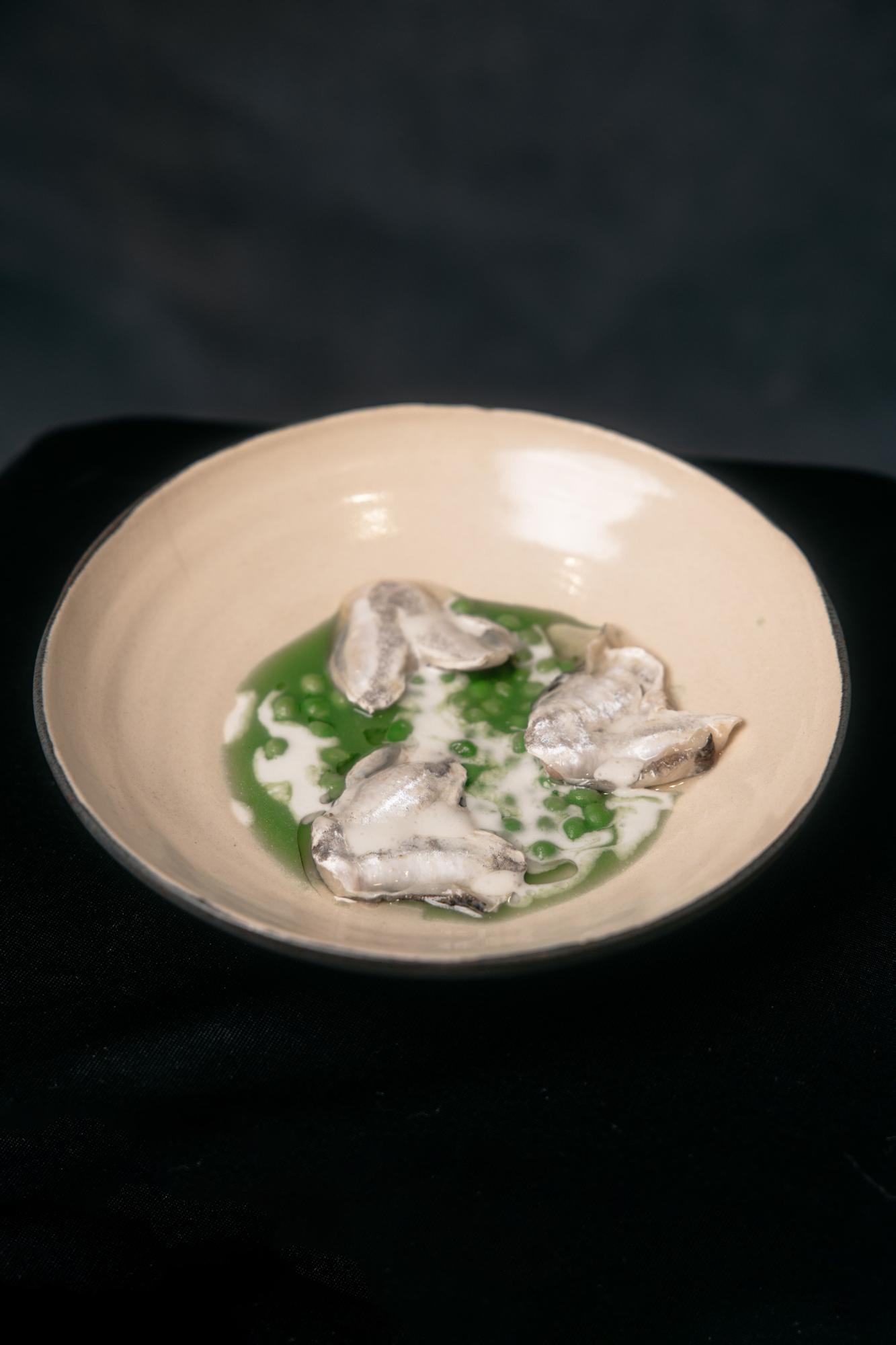 Guisantes y kokotxas, la propuesta del restaurante Erre de Donostia.