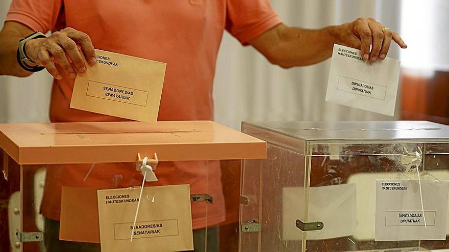 Los colegios electorales vascos tenían ayer todo listo para que la ciudadanía se acerque hoy a emitir su voto. | FOTO: EFE