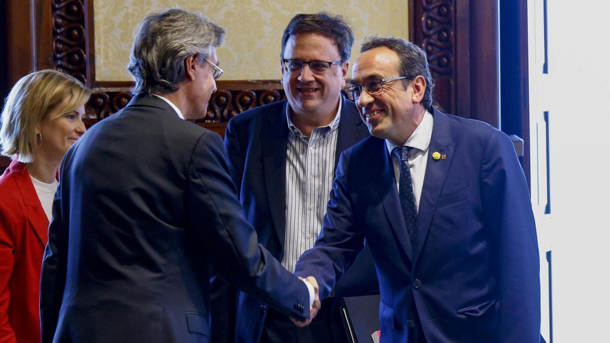 Josep Rull (d) saluda al letrado mayor, Miquel Palomares (i) en presencia del secretario general, Albert Capelleras (c), antes del inicio de la primera reunión de la Mesa de la cámara catalana.