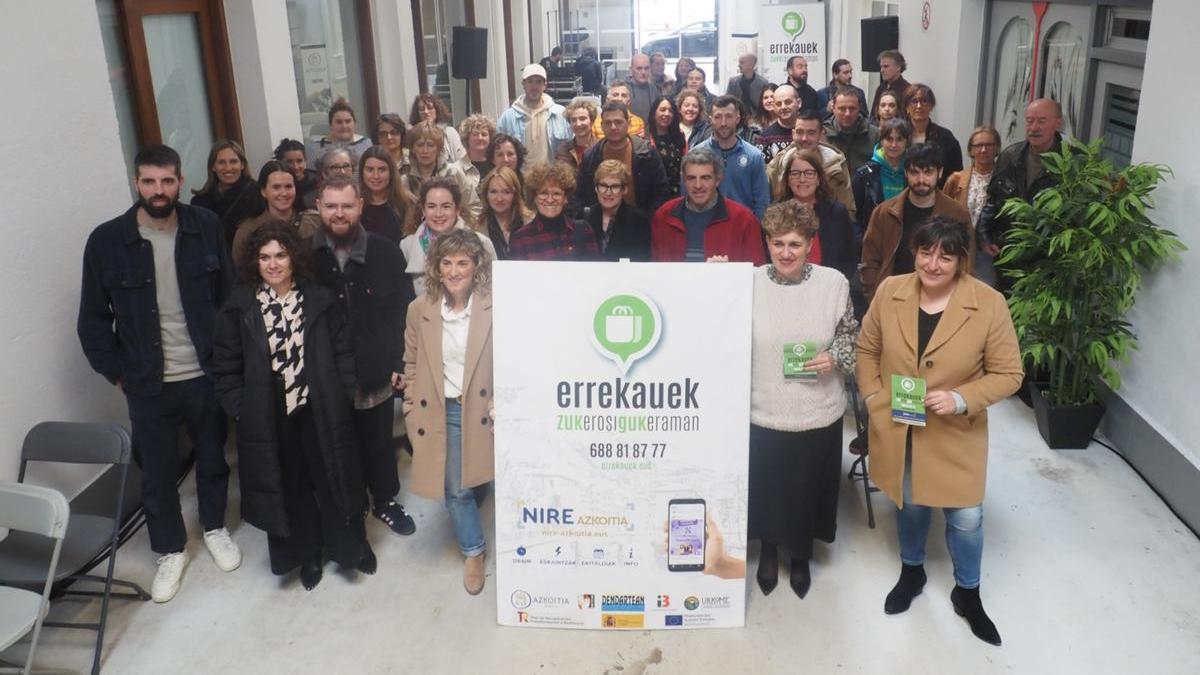 La puesta de largo de Errekauek y NIRE Azkoitia ha tenido como marco a la renovada Plaza del Mercado de la localidad