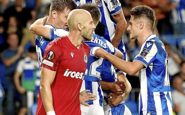 Los jugadores de la Real celebran uno de los goles que le marcaron en Anoeta al Omonia Nicosia, durante la Europa League 2022-23. | FOTO: RUBEN PLAZA