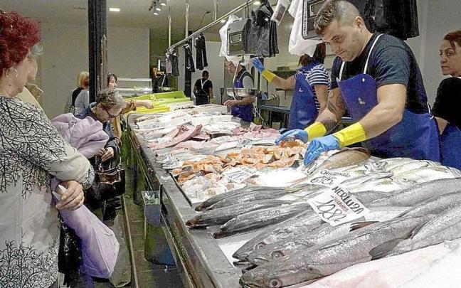 Las pescaderías todavía resisten la imparable penetración del comercio ‘on line’. | FOTO: PABLO VIÑAS