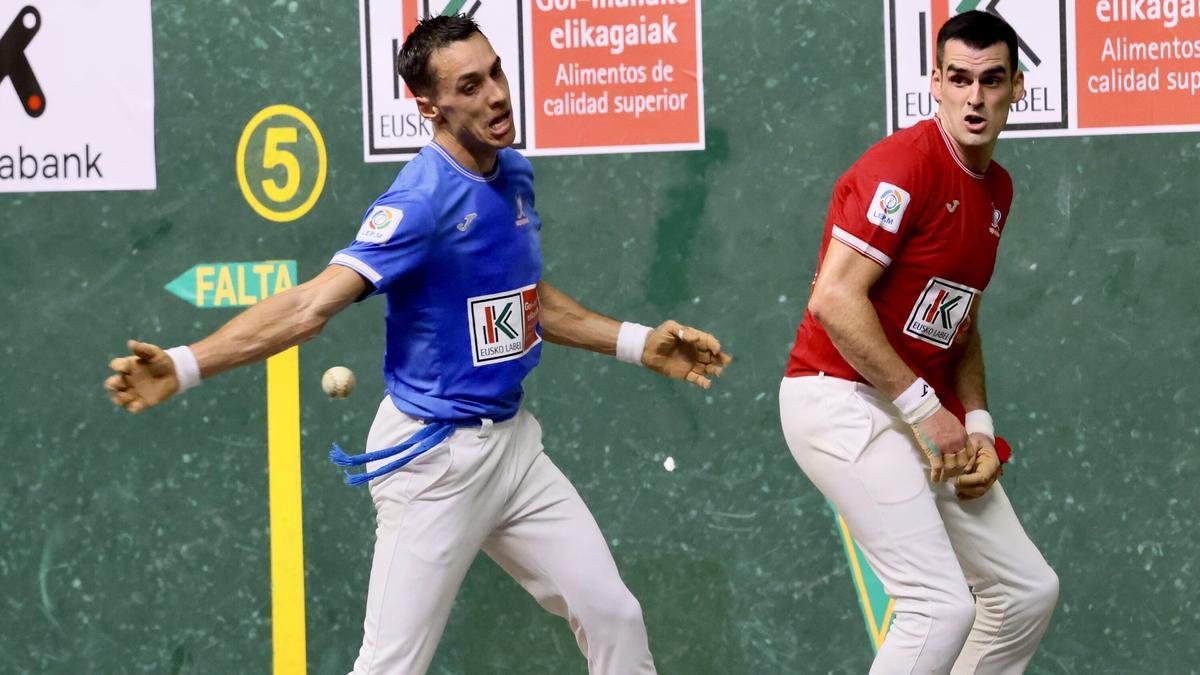 Javier Zabala golpea la pelota en presencia de Joseba Ezkurdia en el frontó Ogueta de Gasteiz.