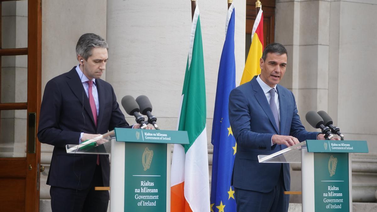El primer ministro irlandés, Simon Harris, y el presidente español, Pedro Sánchez.