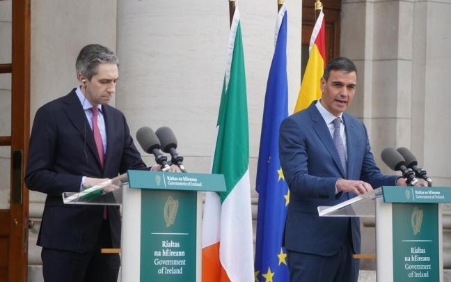 El primer ministro irlandés, Simon Harris, y el presidente español, Pedro Sánchez.