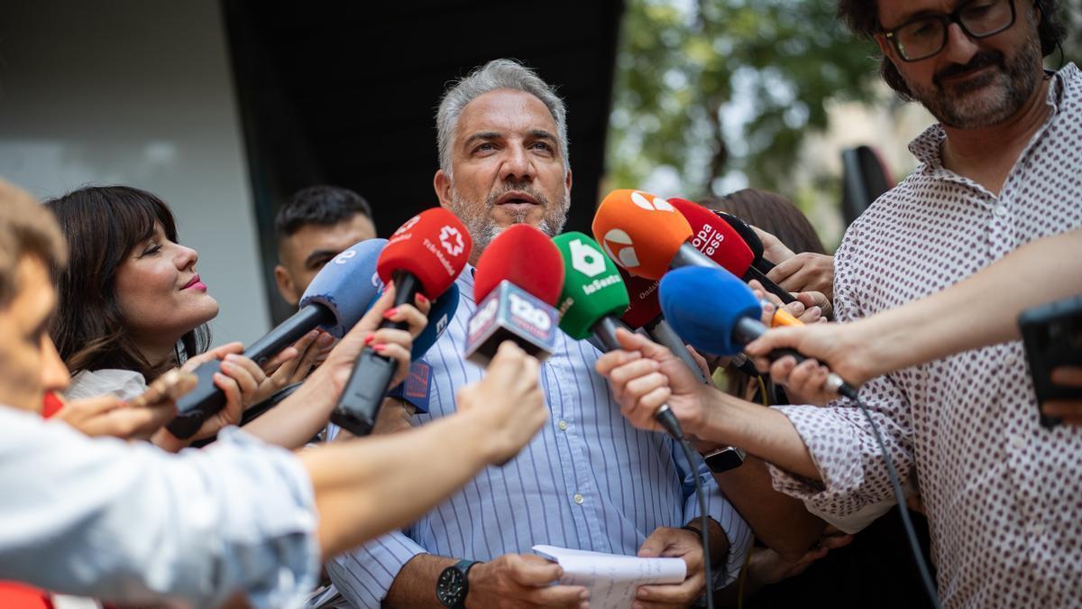 Elías Bendodo atiende a los medios de comunicación en la sede del PP.