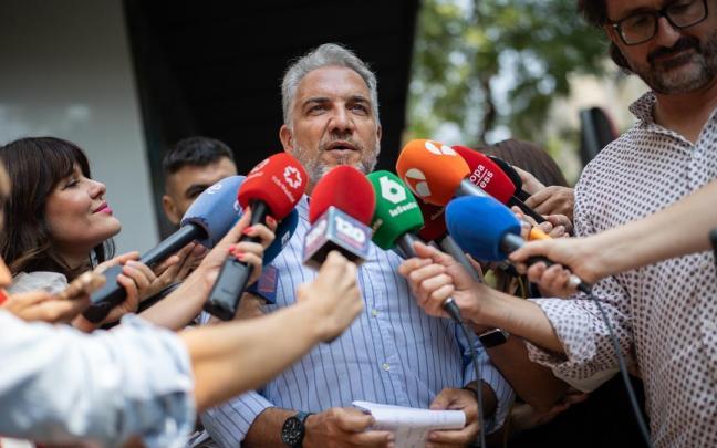 Elías Bendodo atiende a los medios de comunicación en la sede del PP.