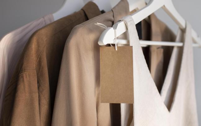 Varias prendas sostenibles colgadas en unas perchas.