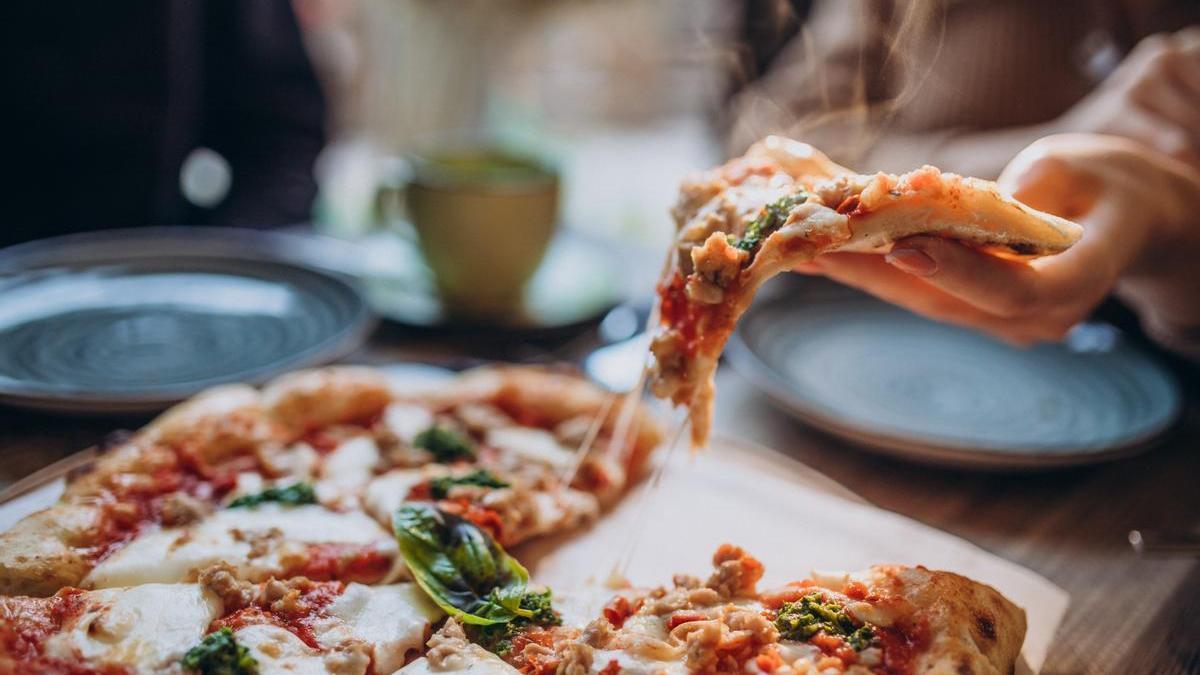 Pizza caliente en la mesa lista para comer.