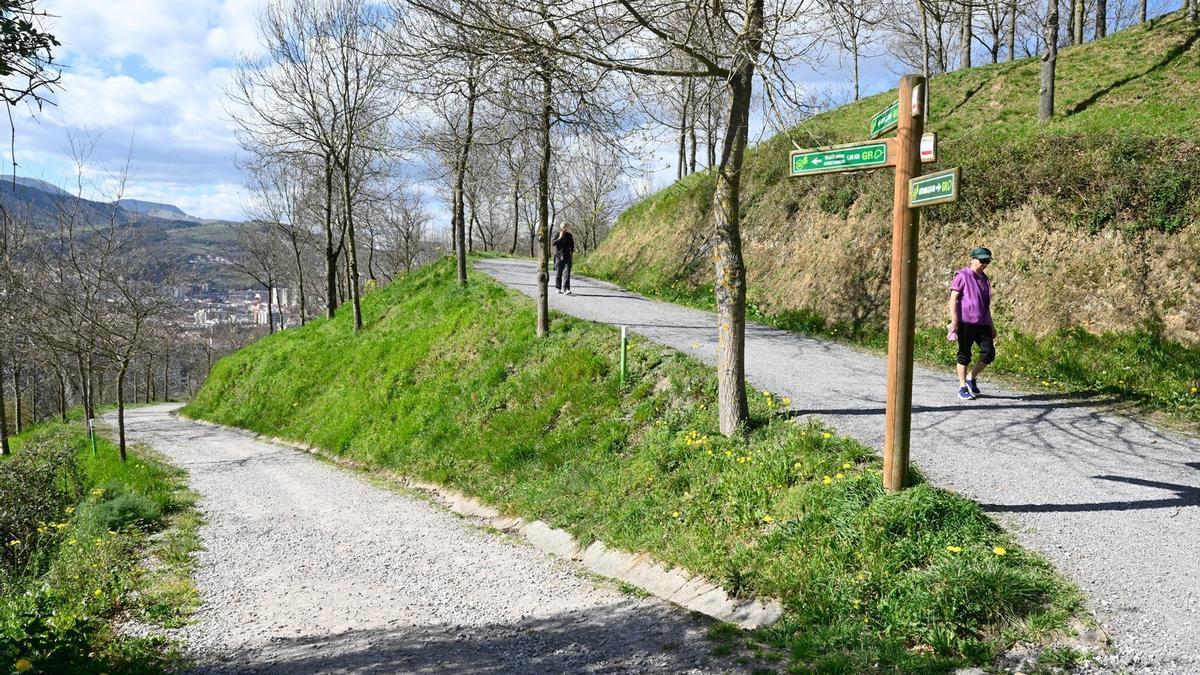 Varias personas caminando por un tramo acondicionado en la Vía Vieja de Lezama.