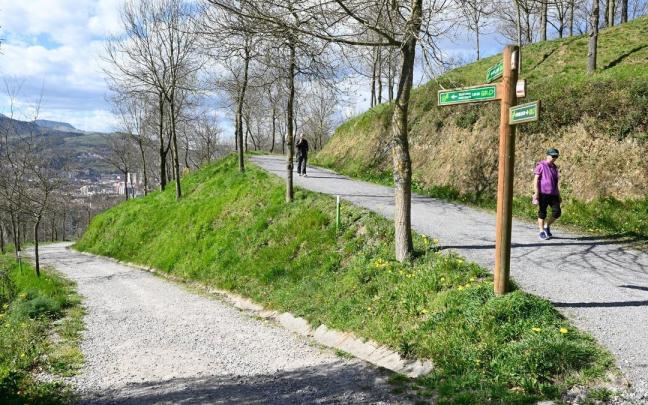 Varias personas caminando por un tramo acondicionado en la Vía Vieja de Lezama.