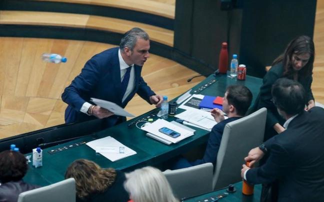 Momento en el que el portavoz de Vox en el Ayuntamiento de Madrid, Javier Ortega Smith, se encara y tira unos papeles y una botella de agua vacía al edil Eduardo Fernández Rubiño. / EP Momento en el que el portavoz de Vox en el Ayuntamiento de Madrid, Javier Ortega Smith, se encara y tira unos papeles y una botella de agua vacía al edil Eduardo Fernández Rubiño.