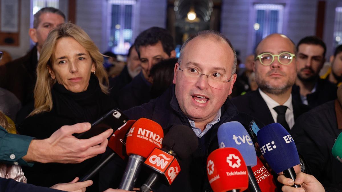 El portavoz del PP en el Congreso, Miguel Tellado, atiende a los medios.