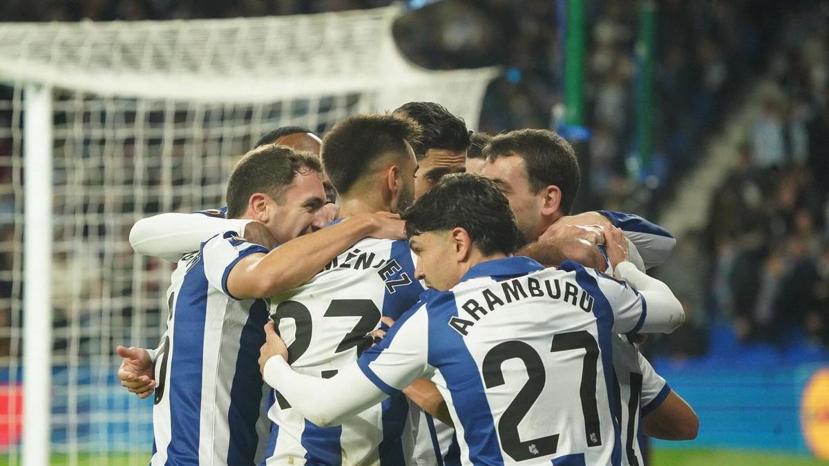 La Real Sociedad celebrando un gol contra el Dinamo de Kiev. / RUBEN PLAZA