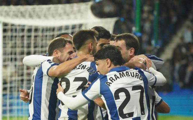 La Real Sociedad celebrando un gol contra el Dinamo de Kiev. / RUBEN PLAZA