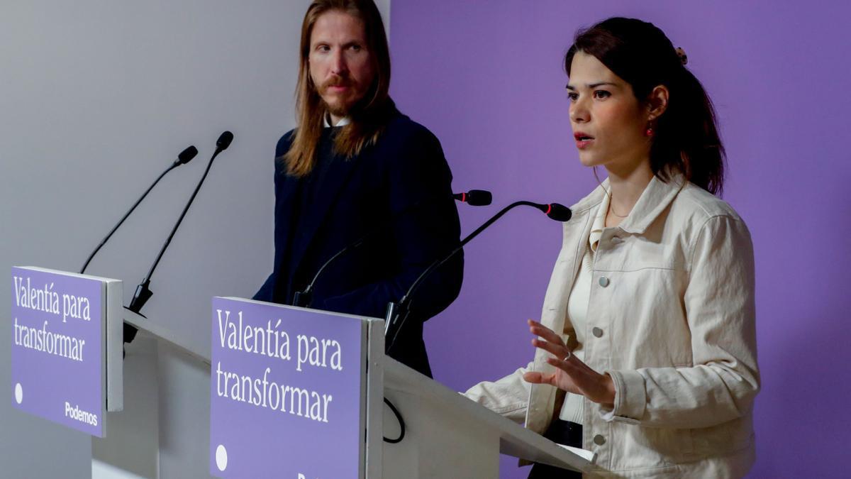 Los portavoces de Unidas Podemos Isa Serra y Pablo Fernández, durante la rueda de prensa que han ofrecido este lunes.