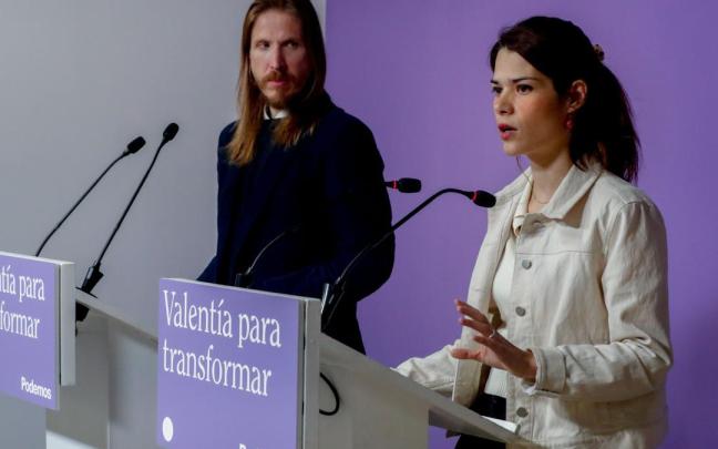 Los portavoces de Unidas Podemos Isa Serra y Pablo Fernández, durante la rueda de prensa que han ofrecido este lunes.