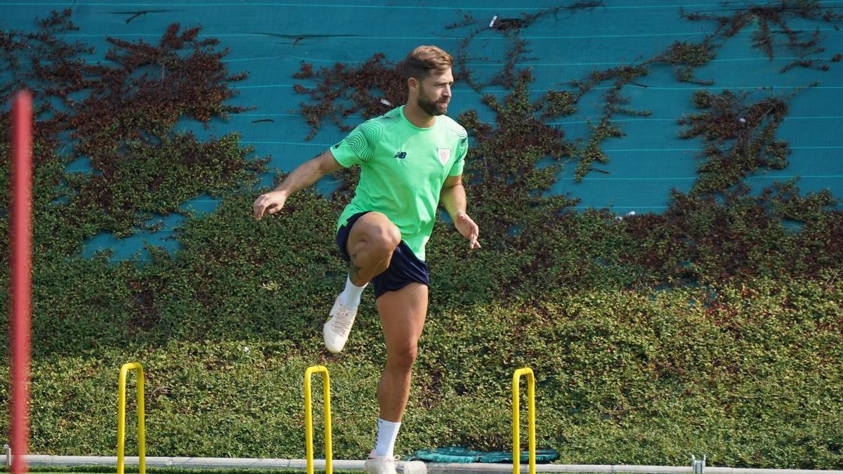 Yeray Álvarez se ejercita en las instalaciones de Lezama.