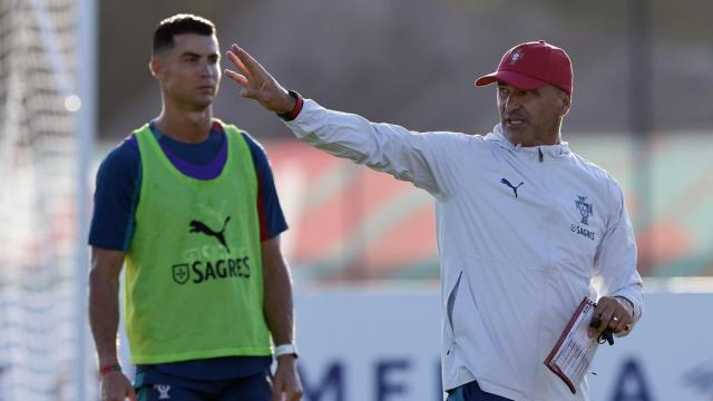 El seleccionador de Portugal, Roberto Martínez, junto a Cristiano Ronaldo.