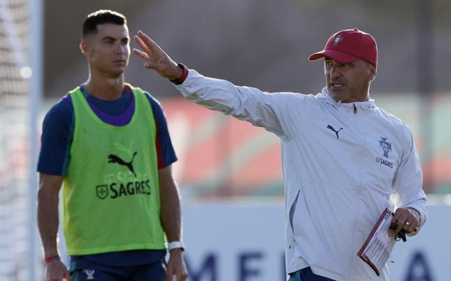 El seleccionador de Portugal, Roberto Martínez, junto a Cristiano Ronaldo.