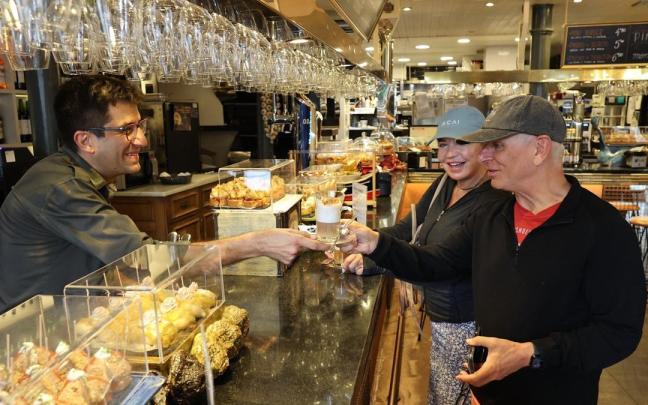 Clientes en un bar de Bilbao.