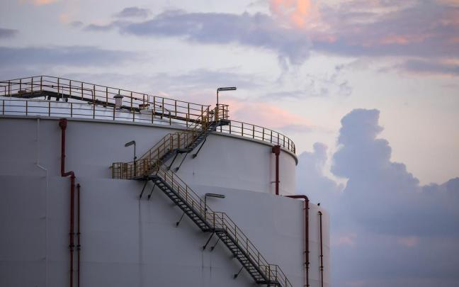 Un tanque de almacenamiento de crudo en una imagen de archivo.