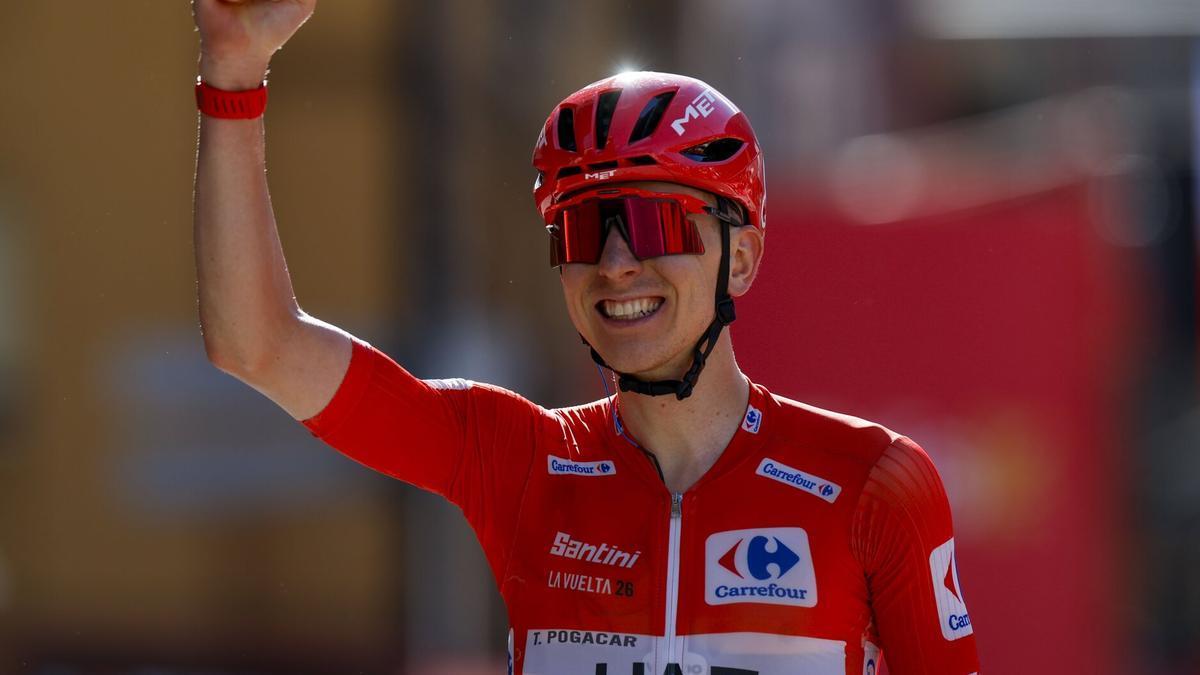 El ciclista esloveno del UAE Emirates Tadej Pogacar celebra su victoria en la cuarta etapa de La Vuelta a España de este año.