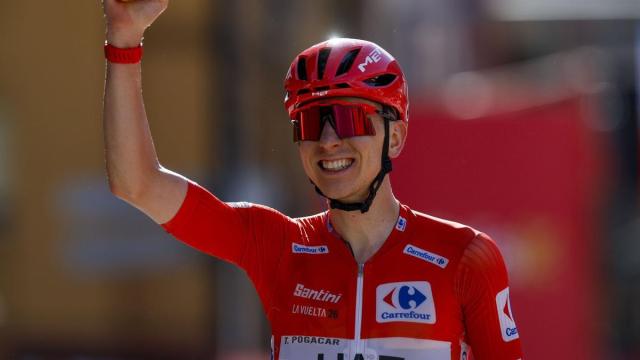 El ciclista esloveno del UAE Emirates Tadej Pogacar celebra su victoria en la cuarta etapa de La Vuelta a España de este año.