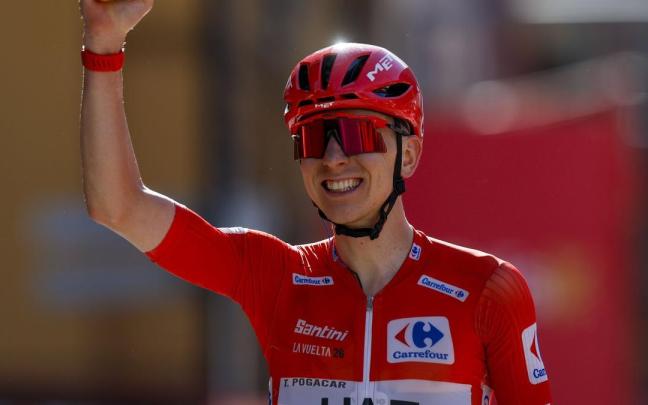 El ciclista esloveno del UAE Emirates Tadej Pogacar celebra su victoria en la cuarta etapa de La Vuelta a España de este año.