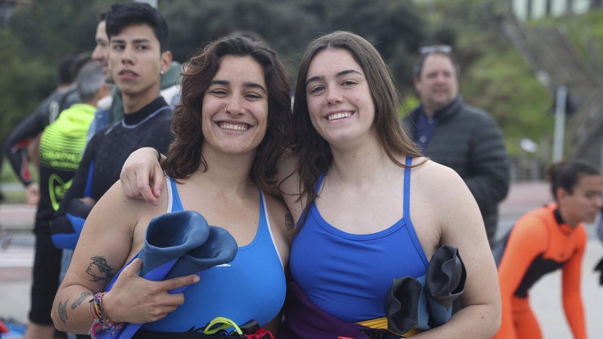 Dos personas sonriendo a cámara, en una imagen de archivo.