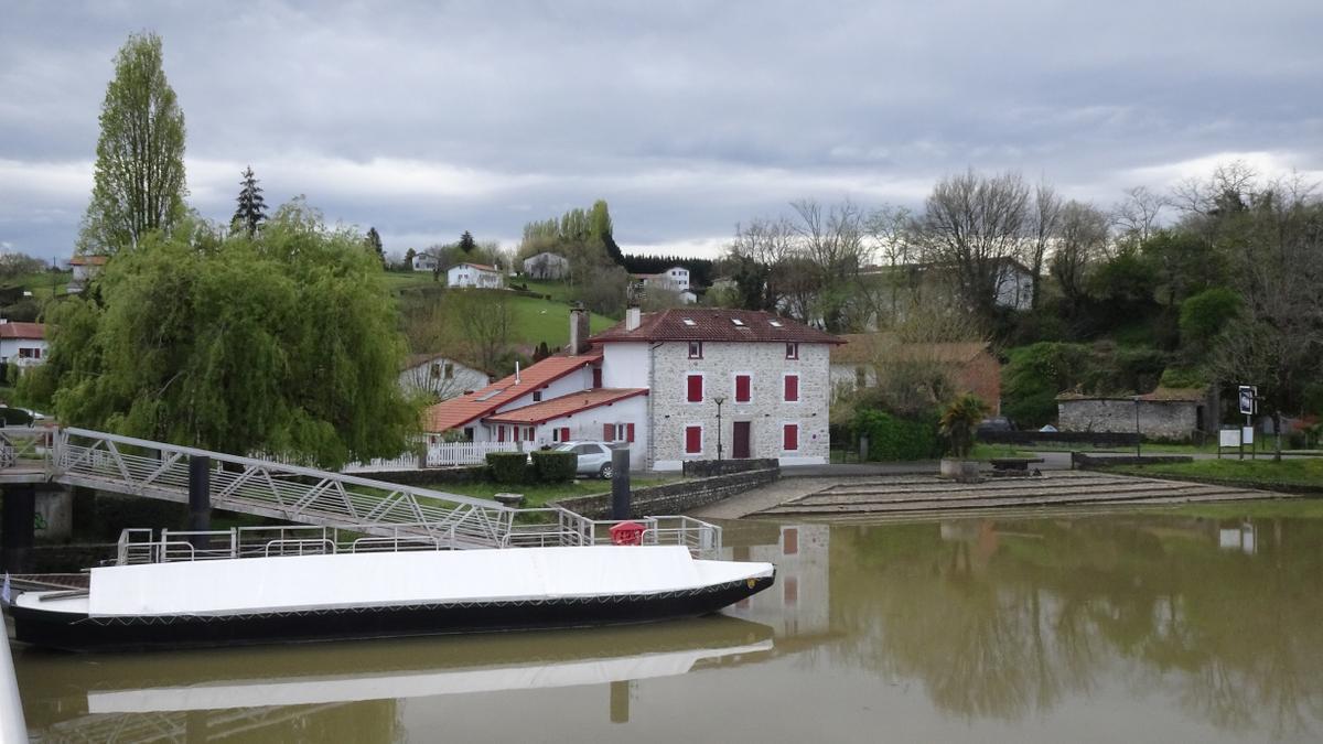 Una 'galupe' permanece amarrada en el puerto de Guiche en el río Bidouze, afluente del Adour.