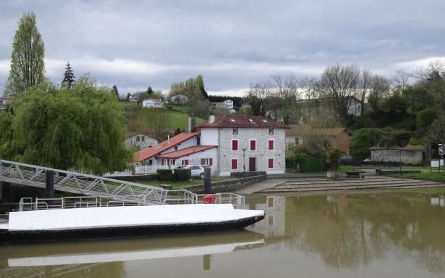 Una 'galupe' permanece amarrada en el puerto de Guiche en el río Bidouze, afluente del Adour.