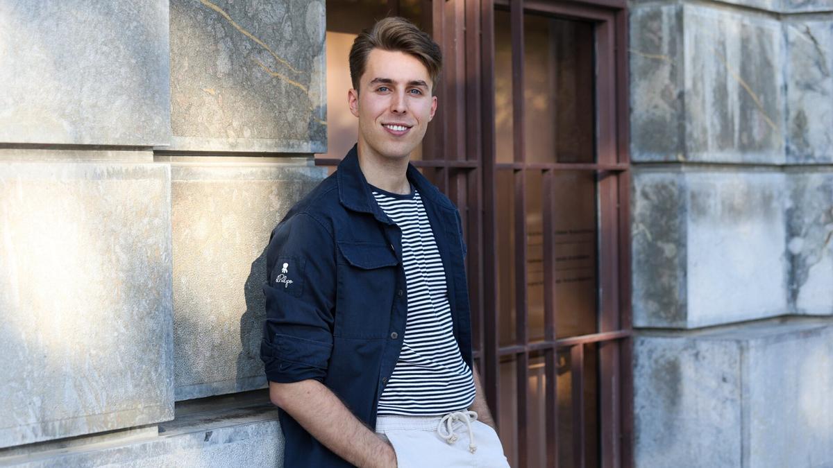 Asier Molleda, director de la investigación, posa junto a la Universidad de Deusto.