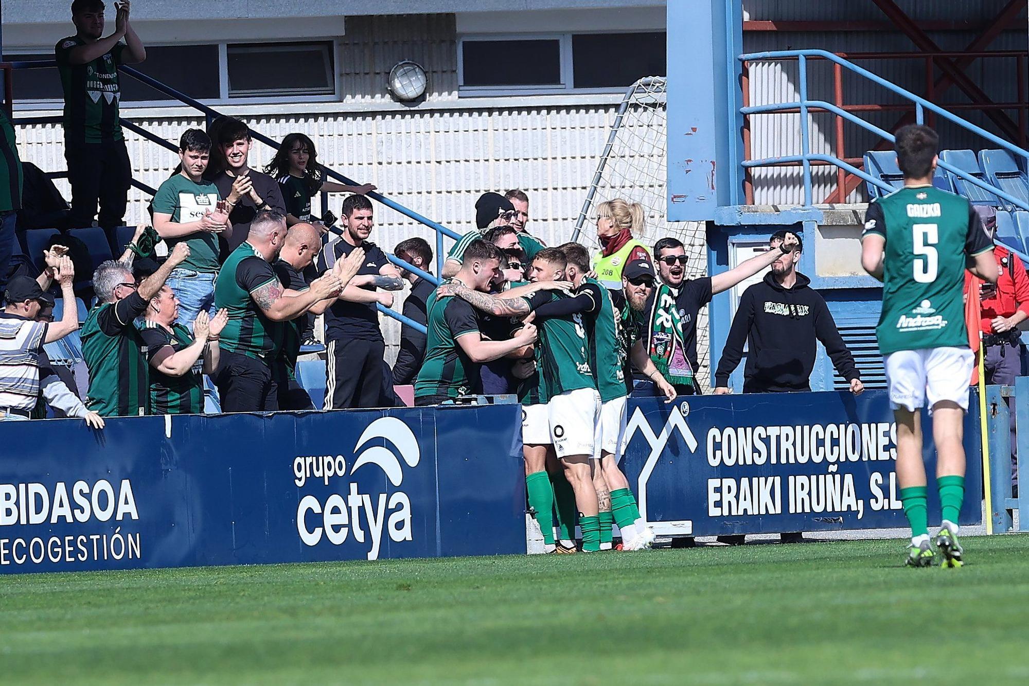 Los jugadores del Sestao River celebrando uno de los goles frente a Osasuna Promesas. Foto: OSKAR MONTERO