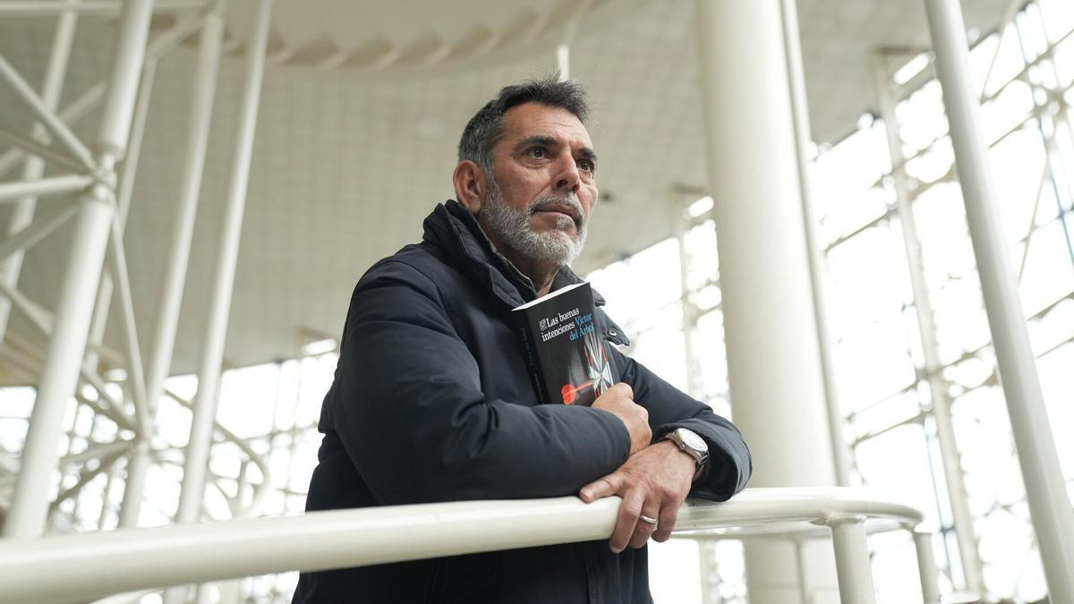 El escritor Víctor del Árbol.