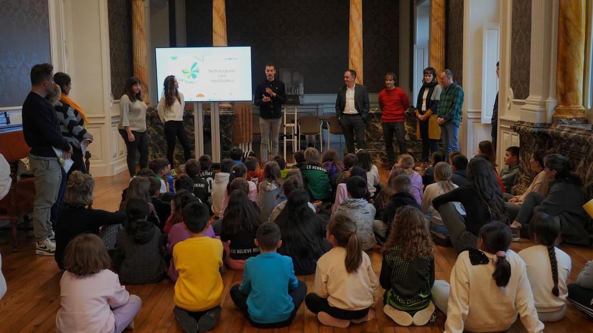 Itxiera ekitaldia udaletxeko aretoan