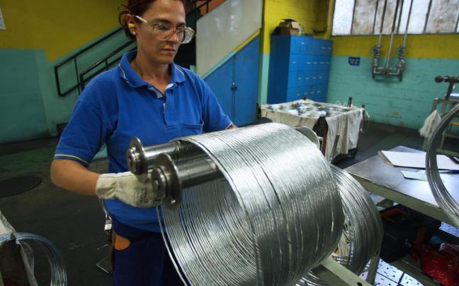 Una operaria en la factoría de Michelin en Vitoria. Una operaria en la factoría de Michelin en Vitoria.