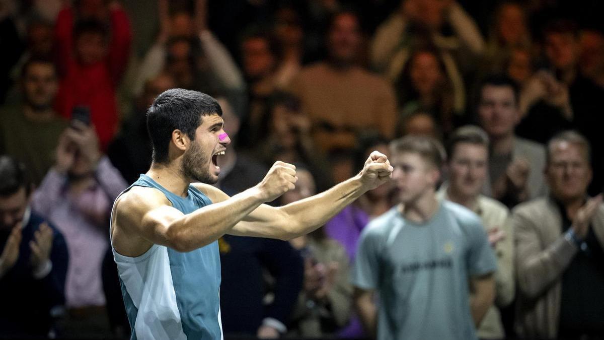 Alcaraz celebra su triunfo en Róterdam.