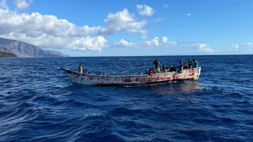 Cayuco interceptado en aguas cercanas a El Hierro