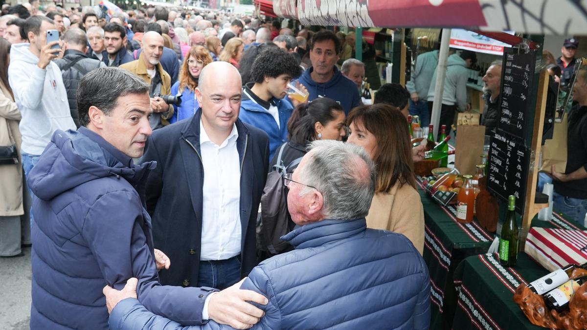 El lehendakari, Imanol Pradales, visita la feria del Último Lunes de Gernika
