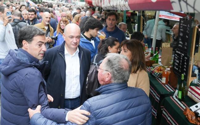 El lehendakari, Imanol Pradales, visita la feria del Último Lunes de Gernika
