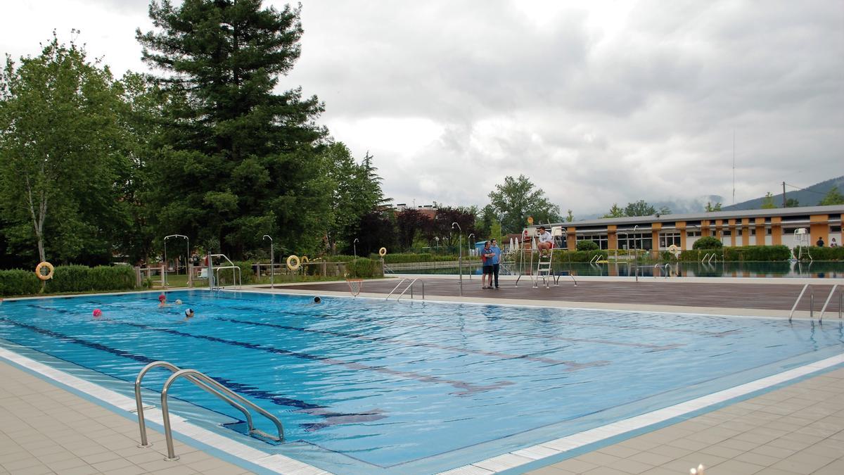 Un socorrista vigila a unos niños bañandose en las piscinas municipales de Amurrio